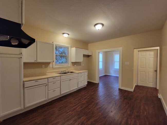 Building Photo - Completely Remodeled 3BR/2BA Home So Close to Amazing Downtown