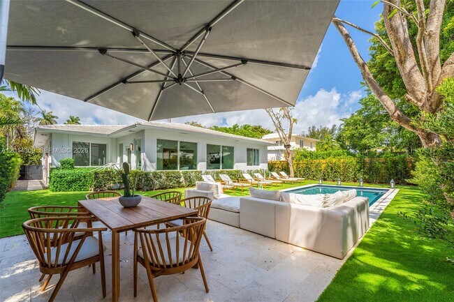 Building Photo - 6145 La Gorce Dr