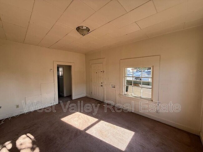 Building Photo - 200 North St