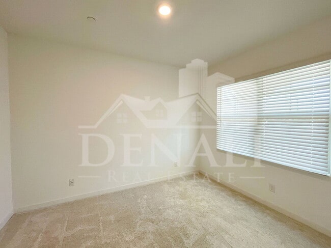 Building Photo - 784 S Hawk Ln