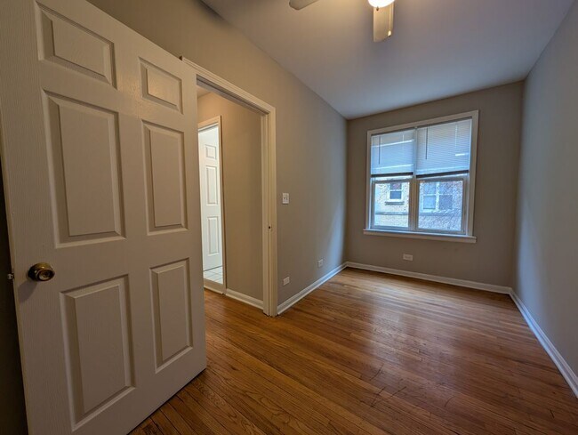 Building Photo - 910 W Dakin St