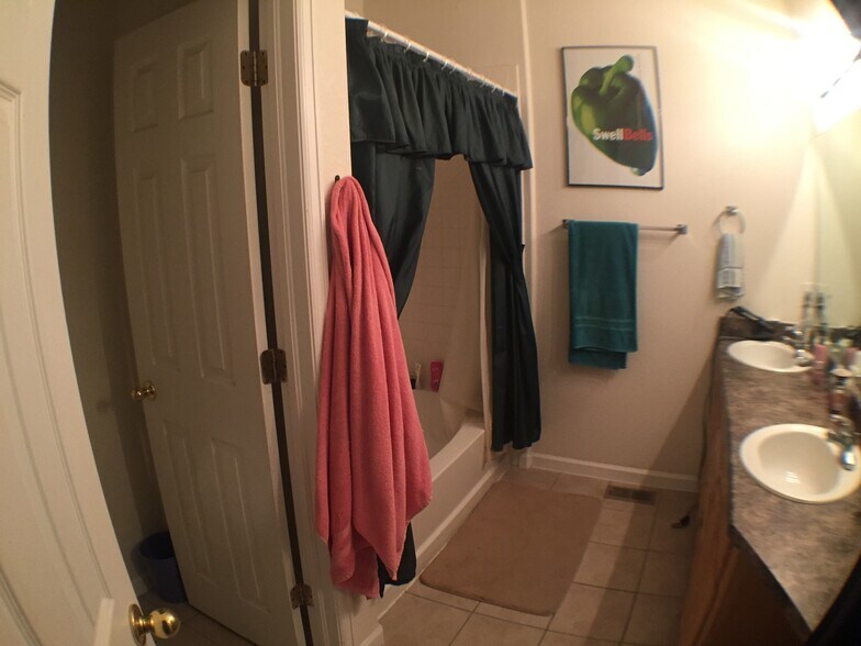 Master bathroom - 2850 Kansas Dr Unit D
