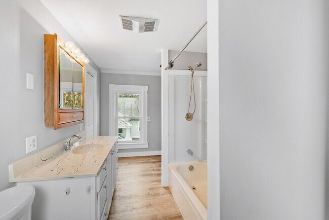 Building Photo - 2154 Main St