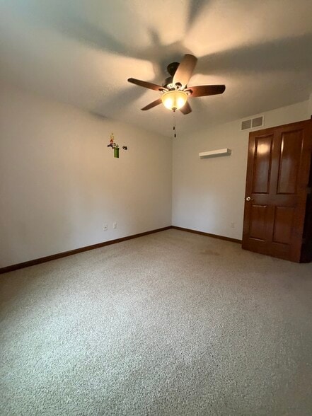 Building Photo - 2701 E Glenhurst Ln