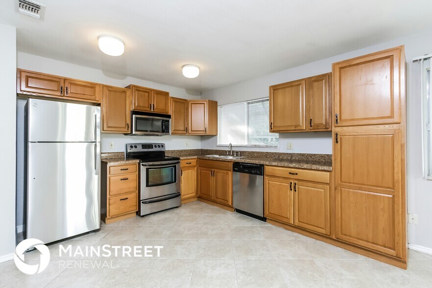 Building Photo - 2680 Roxbury Cir