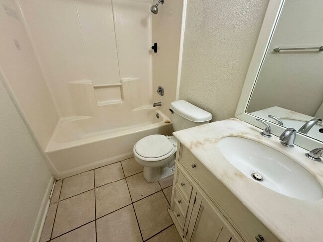 Building Photo - 2208 Chafin Dr