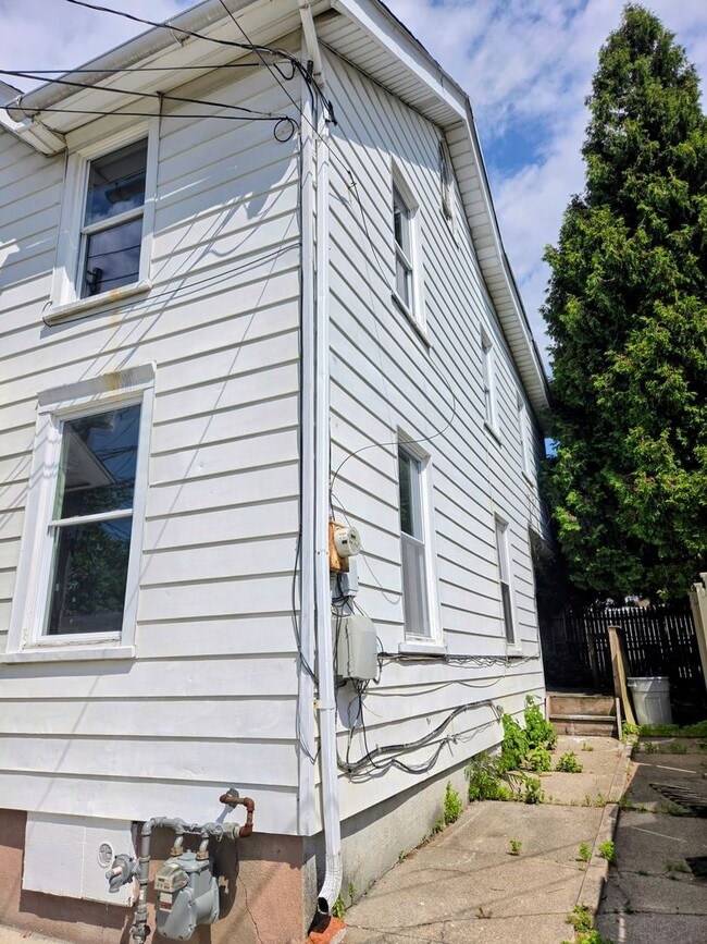 Building Photo - 1437 W Court St