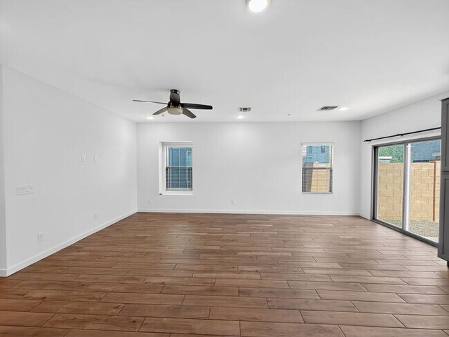 Building Photo - Stunning New 3Beds/2.5Bath Townhome in Phoenix, AZ!