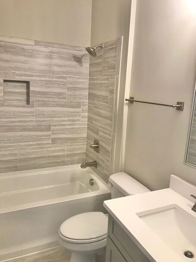 Building Photo - Stunning Modern Townhouse in the Heart of ...
