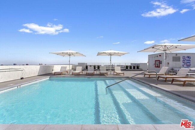 Building Photo - 838 N Doheny Dr