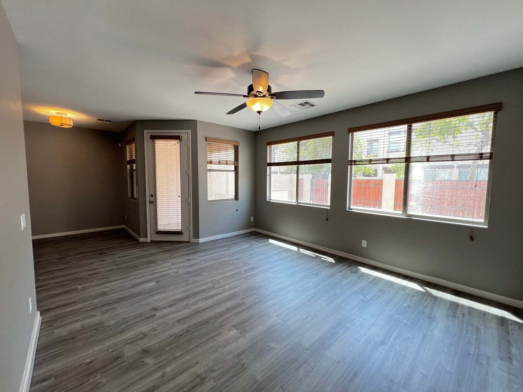 Building Photo - 1886 E Don Carlos Ave