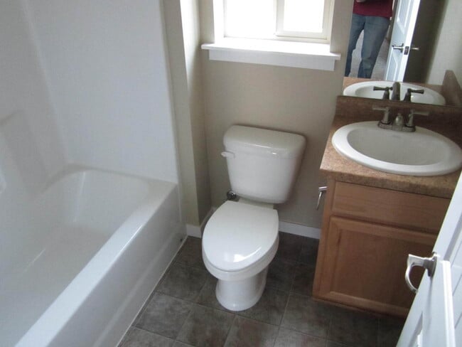Building Photo - Charming 3 Story Town Home for Rent