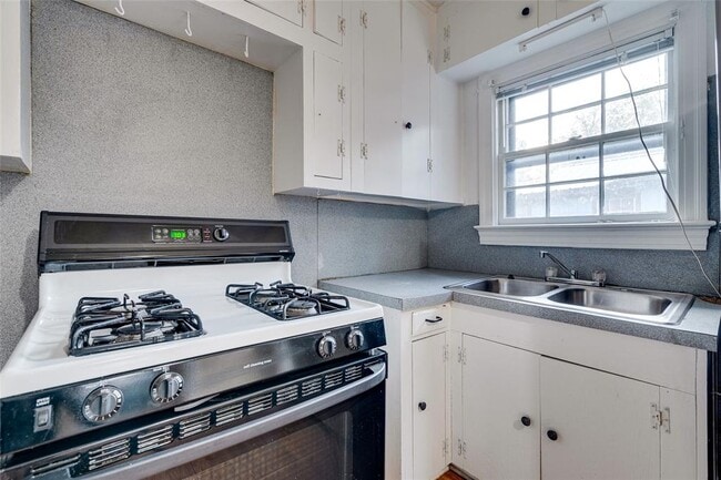 Building Photo - 1011 E 49th St