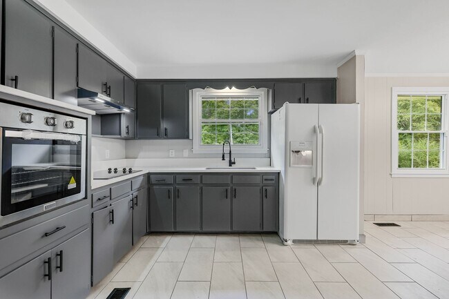 Building Photo - 3 Bedroom 2 Bath Home For Rent Near Downtown!