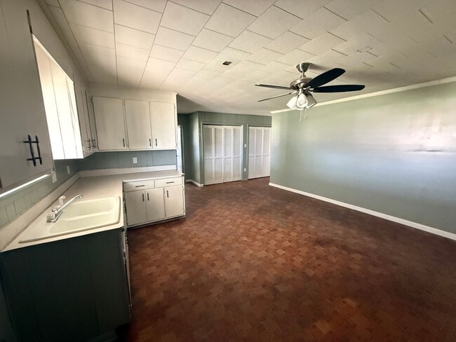 Building Photo - Renovated 5 Bedroom 2 Bath Home for Rent!