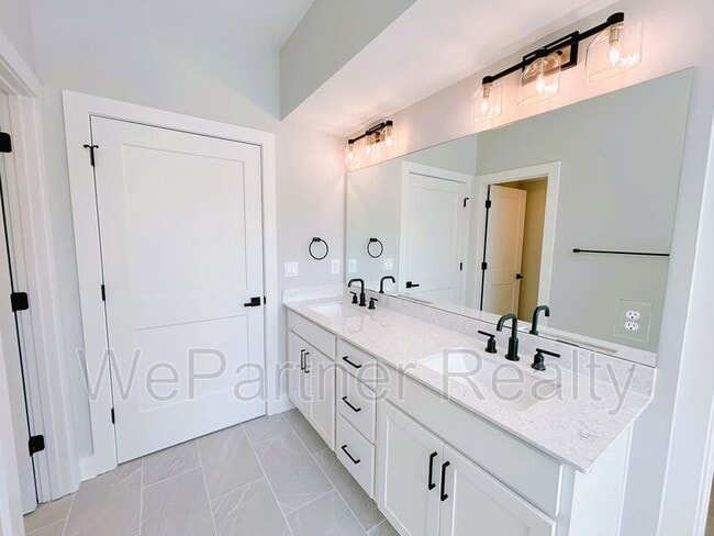 Building Photo - 1085 Adam Cir