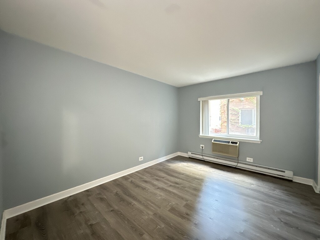 Building Photo - 3825 N Pine Grove Ave