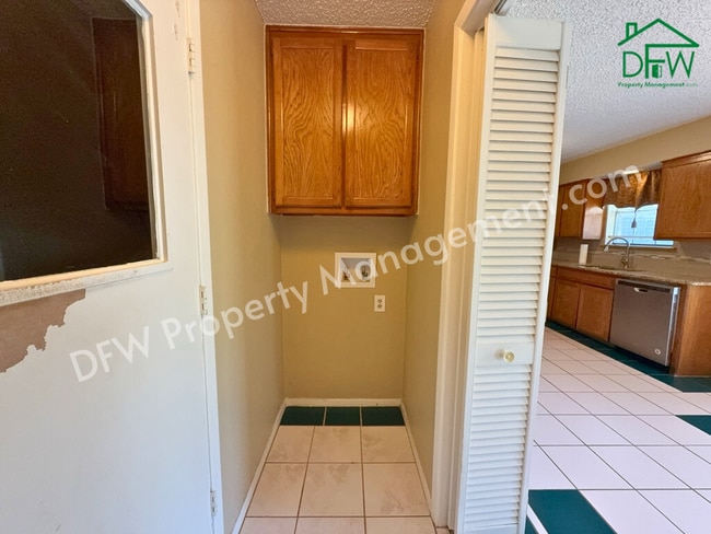 Building Photo - Charming 3-Bedroom Home with Fenced Backyard & Fireplace in Arlington!