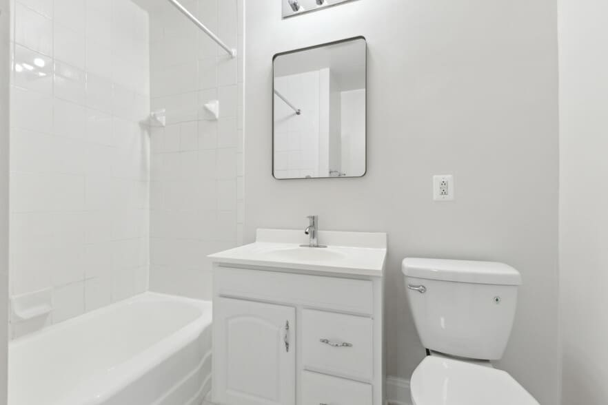 Bedroom 3 en-suite full bath with tub - 10828 Miller Rd