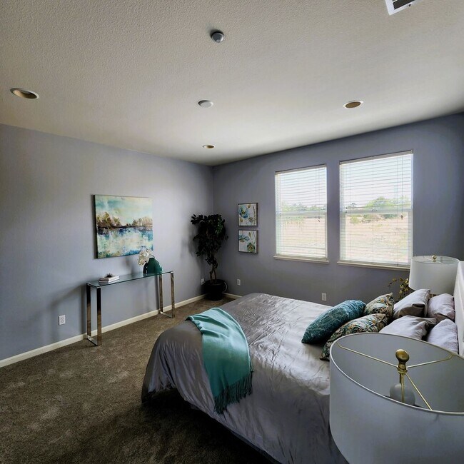 Building Photo - 4 bed 2.5 bath Single Family Home