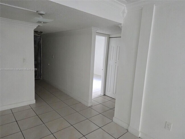 Building Photo - 10000 NW 80th Ct