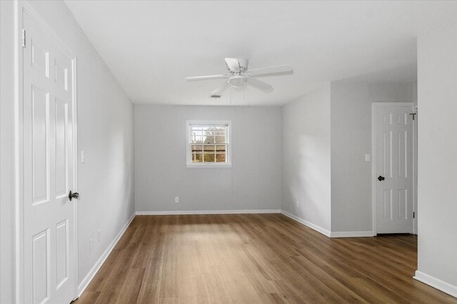 Building Photo - 204 Lake Cir Dr