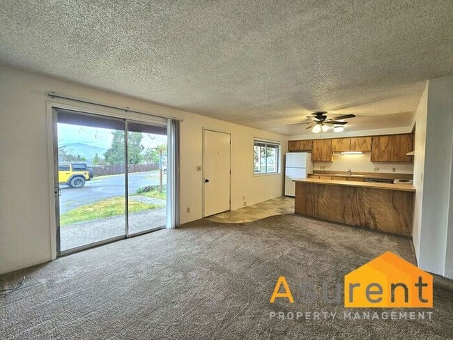 Building Photo - MOVE IN SPECIAL: $500 OFF on First Full Months Rent! Charming 4-Plex 2 Bedroom 1 Bathroom Unit Av...