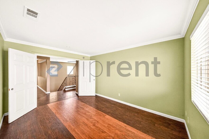 Building Photo - 619 W Ave H 13