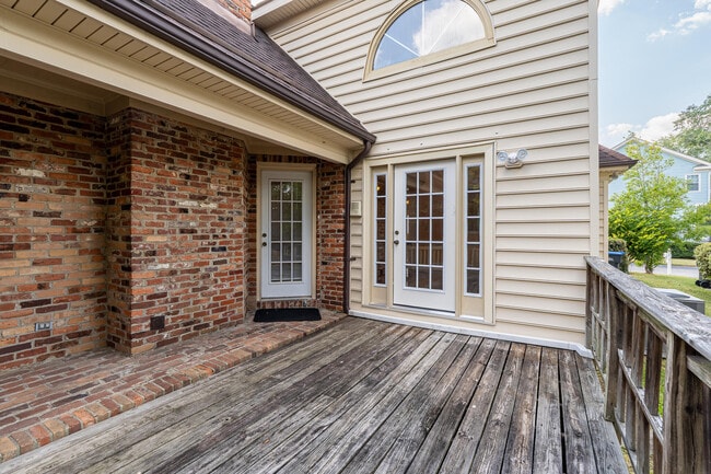 Building Photo - 15 Mulberry Ln