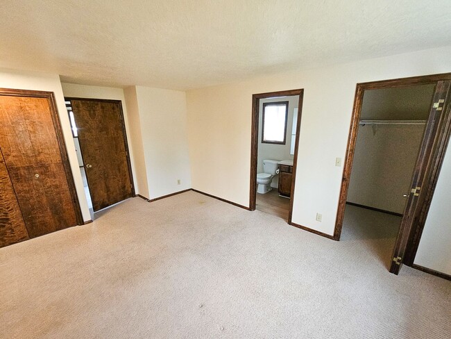 Building Photo - 3642 Meadow Park Loop NE