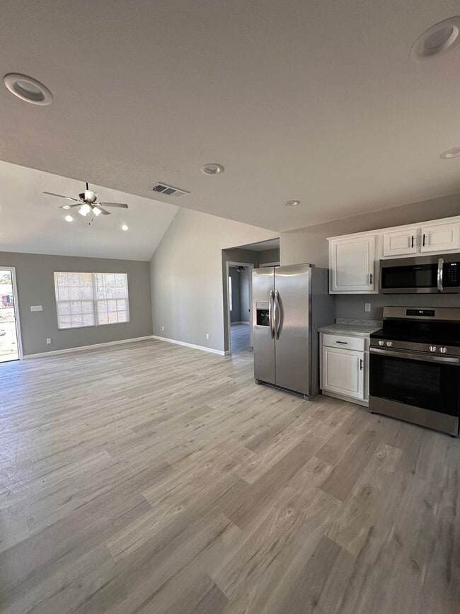 Building Photo - 3 Bed 2 Bath Brick Home with Fenced in Backyard