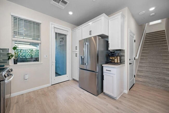 Building Photo - Beautiful 3 Bedroom Home with Updated Finishes & 2-Car Garage!