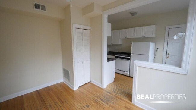 Building Photo - 1 bedroom in CHICAGO IL 60657