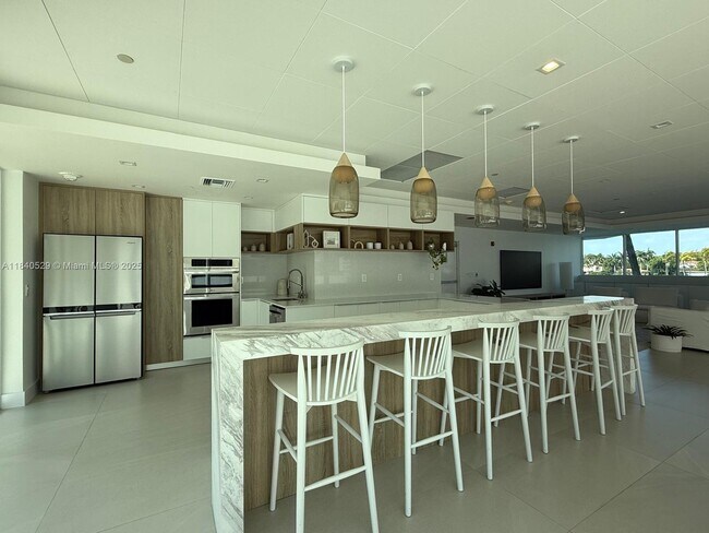 Building Photo - 5900 Collins Ave