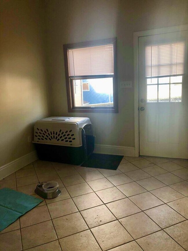 Building Photo - *** Beautiful & Updated Duplex Apartment in Mt. Washington * 1 Block to Grandview Ave * Pet Frien...