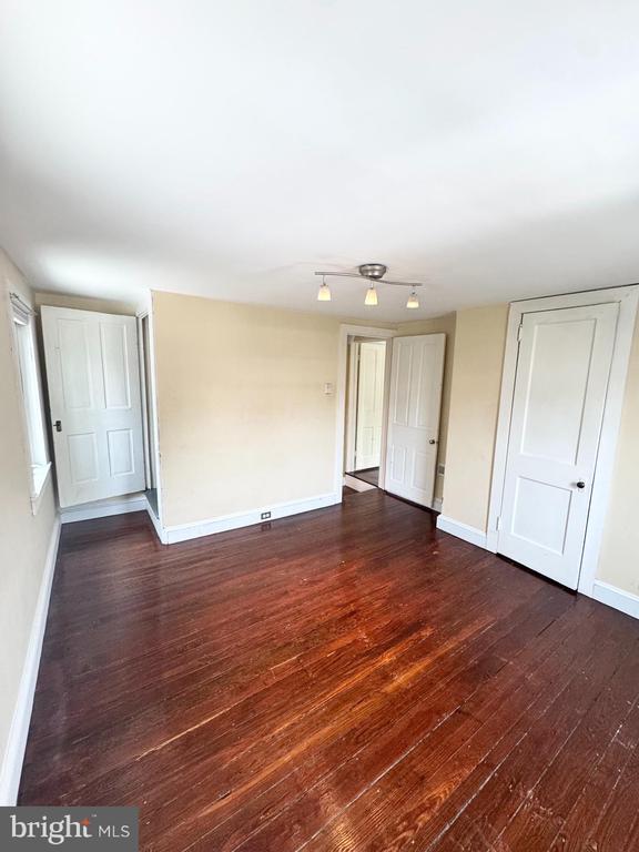 Building Photo - 150 E Hartwell Ln