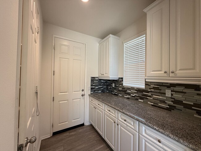 Building Photo - Palmdale 5 Bedrooms + 3.5 Bathroooms