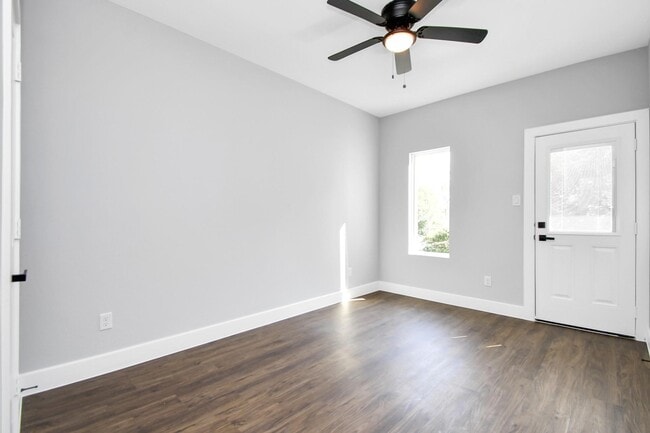 Building Photo - 4215 Rogers St