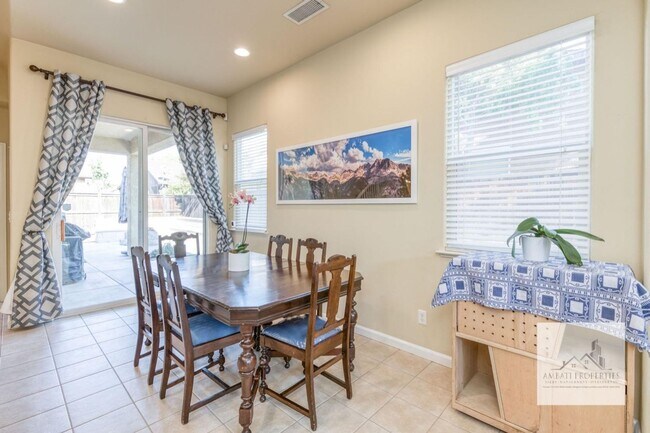 Building Photo - Charming Harlan Ranch Home!