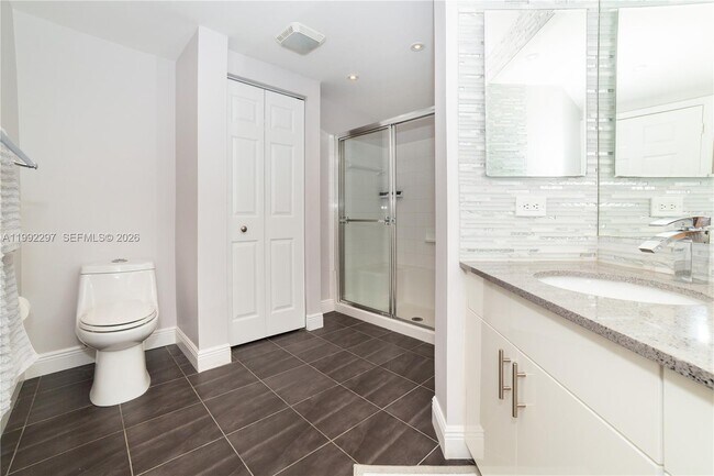 Building Photo - 17100 N Bay Rd