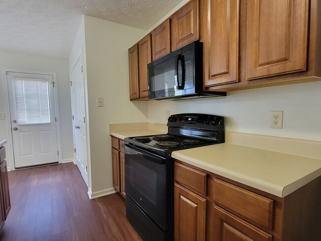 Building Photo - Experience modern living in this stunning two-story townhome! Awesome School District