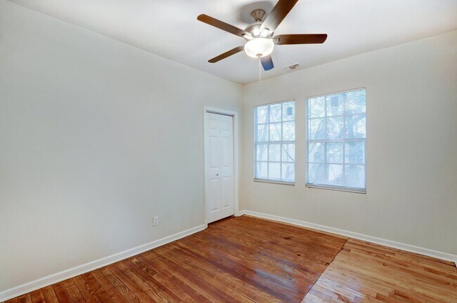 Building Photo - Single family house - within walking dista...