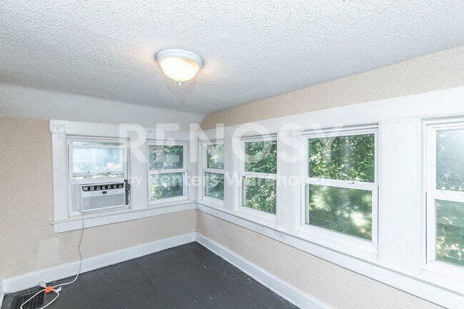 Building Photo - 3 bed 1 bath Home