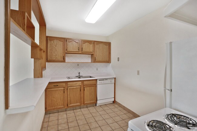 Building Photo - 1100 Como Ave SE