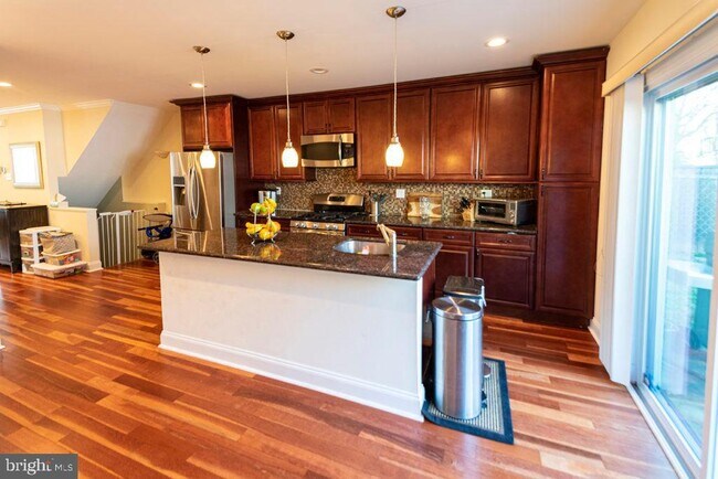 Building Photo - 2107 Carpenter St