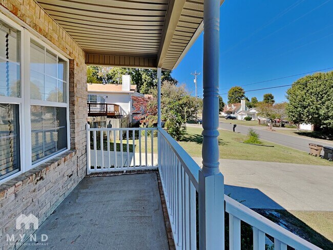Building Photo - 207 Lake Forest Dr