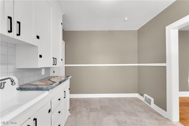 Building Photo - 10403 Russell Ave