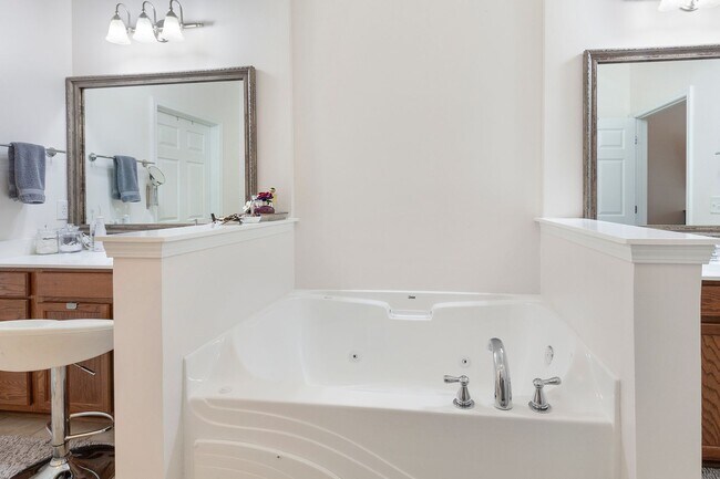 Building Photo - Gorgeous 3/2 Top Floor Condo w/ Private Vi...