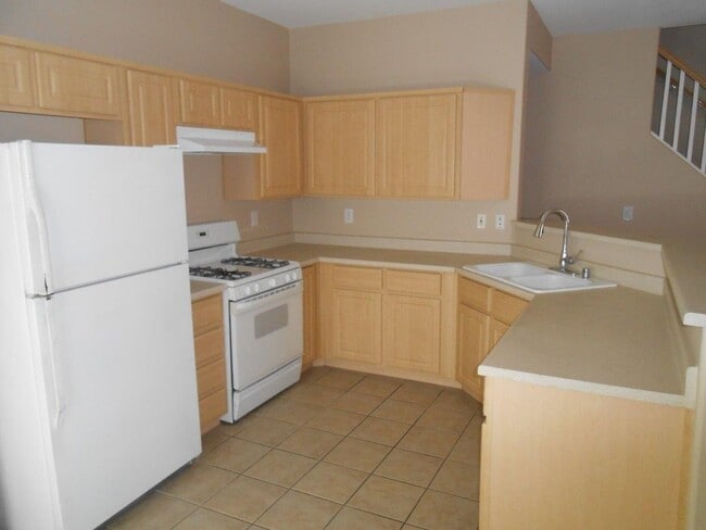 Building Photo - Beautiful Spacious Townhome in Gated Community