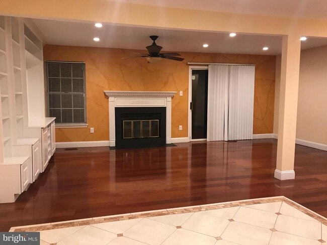 Building Photo - 10354 College Square